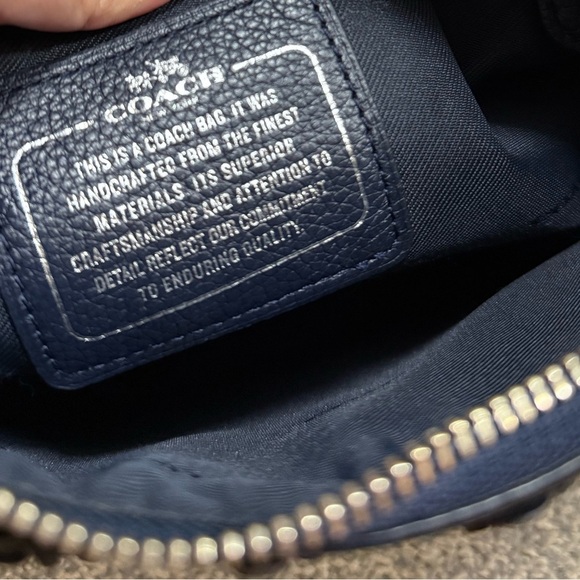 Vintage Coach Restored Navy Chelsea Leather Shoulder Bag With Floral Rivets - Picture 4 of 6